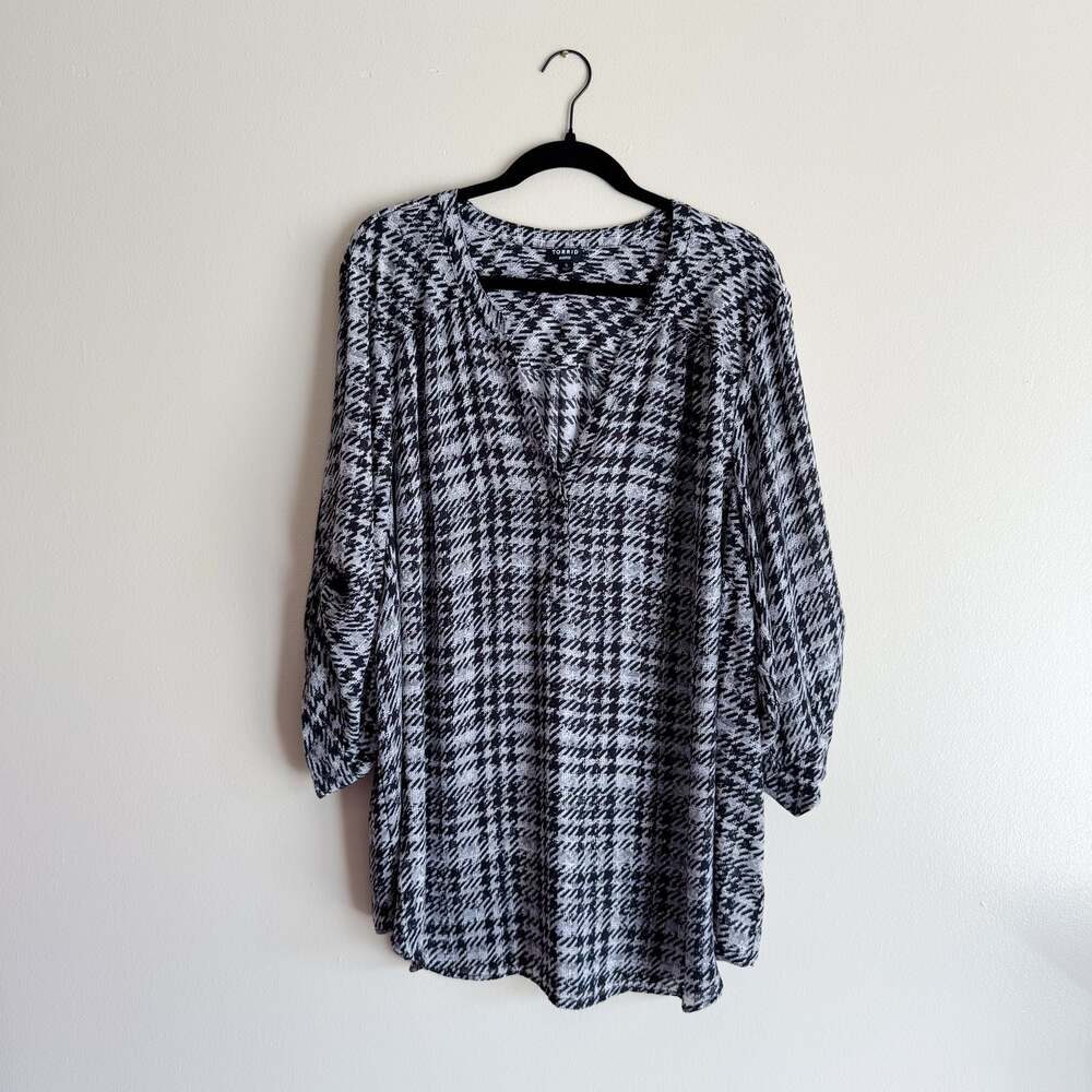 Torrid Black + White Harper Printed Roll Tab Blouse - 5X